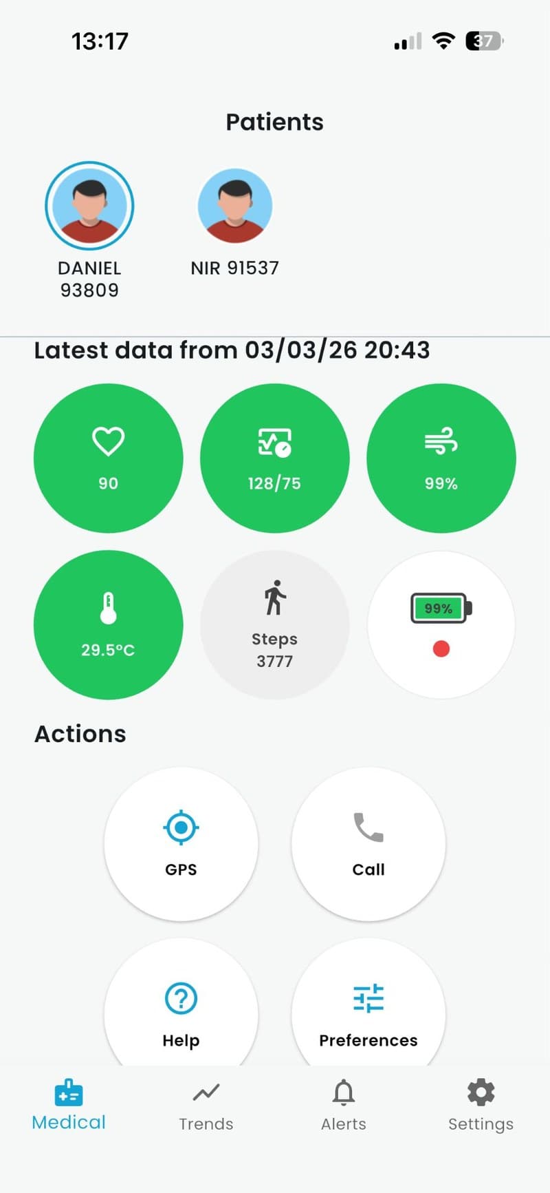 Family app screen showing a wearer's current vitals at a glance