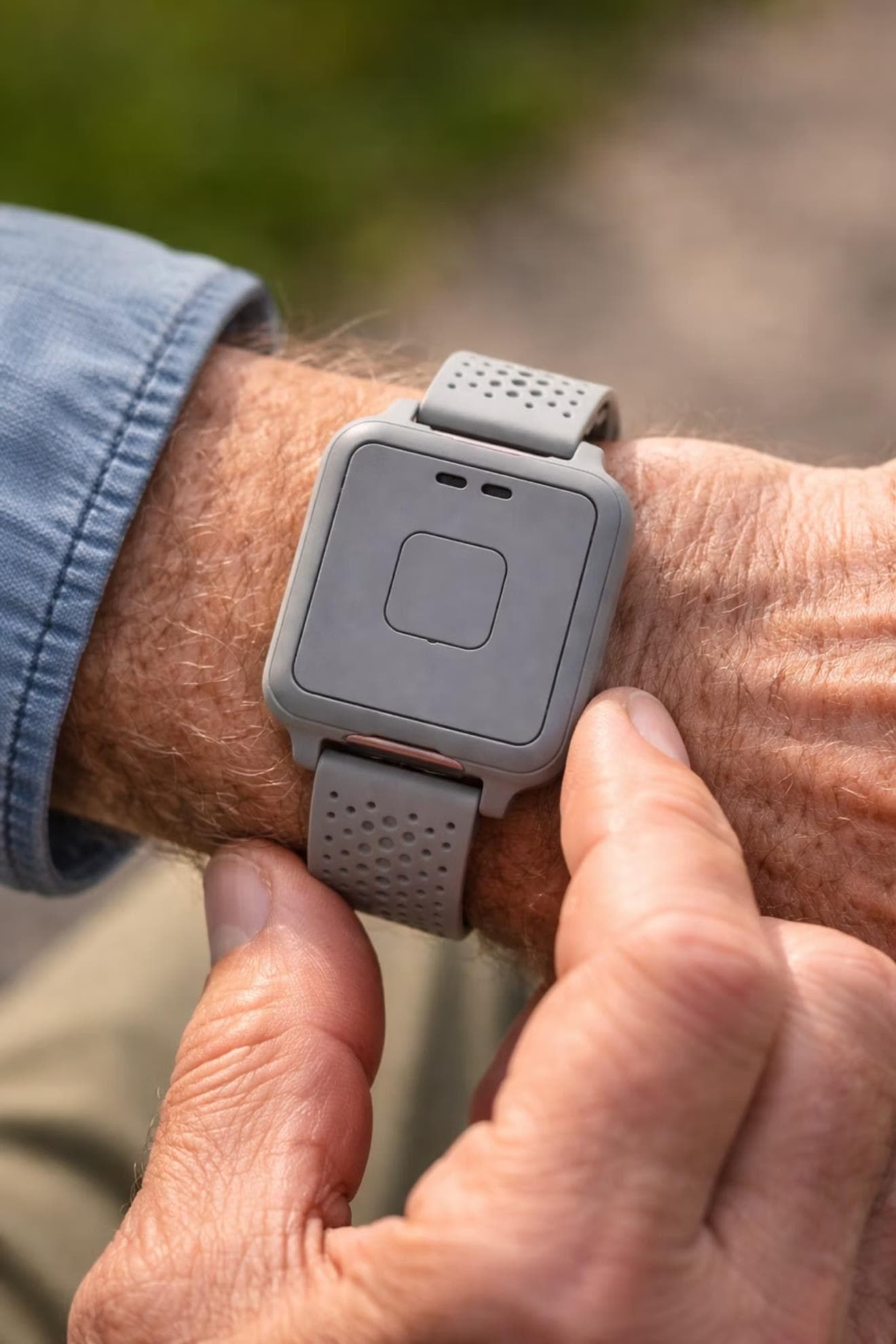 GCARE Armband im Freien am Handgelenk einer älteren Person