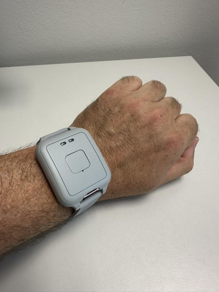 GCARE Armband am Handgelenk, Nahaufnahme