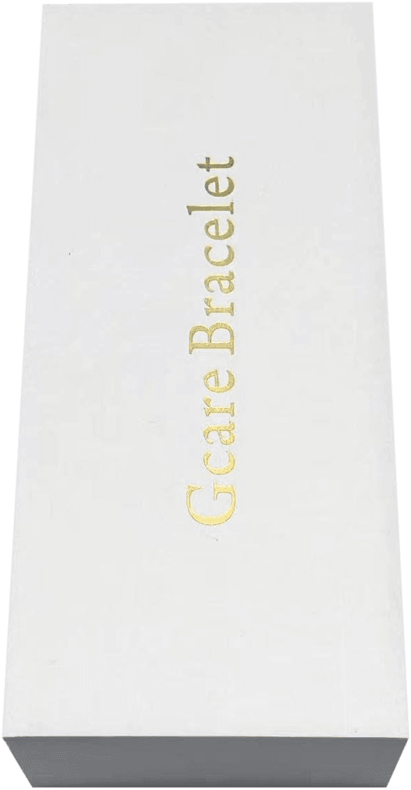 Die geschlossene weiße GCARE Armband-Verpackung mit goldener Prägung "Gcare Bracelet" auf dem Deckel